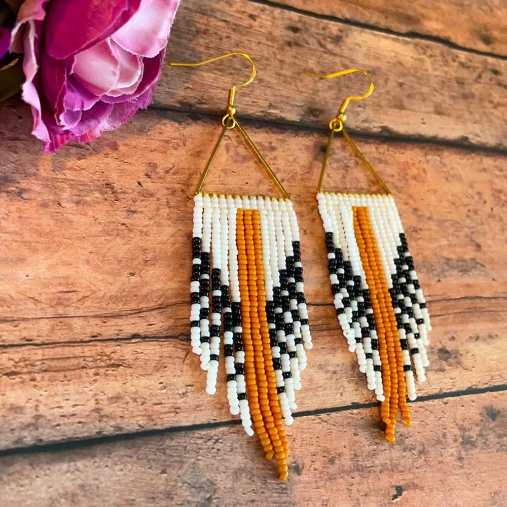 Dangle beaded earring - Picture 3 of 5